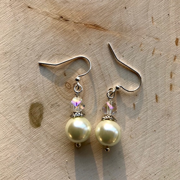 Jewelry - PRETTY CREAM PEARL EARRINGS
